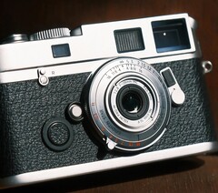L'obiettivo full-frame Brightin Star 28 mm f/2,8 è appena più grande di un tappo per il corpo macchina.