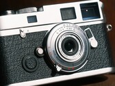 L'obiettivo full-frame Brightin Star 28 mm f/2,8 è appena più grande di un tappo per il corpo macchina.
