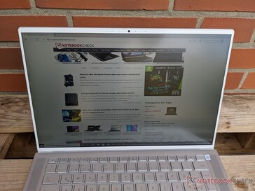 Dell Inspiron 14 7400 - Uso all'aperto