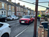 Un'auto elettrica che si ricarica in strada nel Regno Unito (Fonte: SGS Energy)