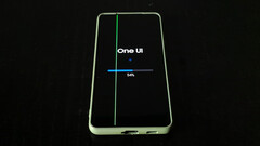 Un aggiornamento dell'interfaccia utente starebbe causando il problema della linea verde su diversi telefoni Samsung Galaxy (Fonte immagine: @Entroprox su X)