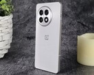 OnePlus 13R (nella foto) e OnePlus 12 acquisiscono il supporto per lo streaming audio Bluetooth su due dispositivi contemporaneamente nell'ultimo aggiornamento