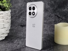 OnePlus 13R (nella foto) e OnePlus 12 acquisiscono il supporto per lo streaming audio Bluetooth su due dispositivi contemporaneamente nell'ultimo aggiornamento