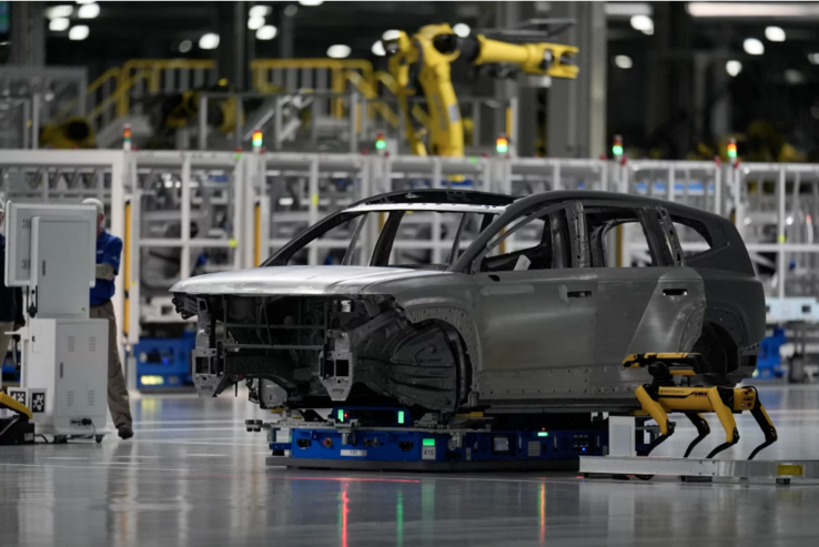 Robot che esamina la carrozzeria di un veicolo durante il controllo qualità (Fonte immagine: npr.org)