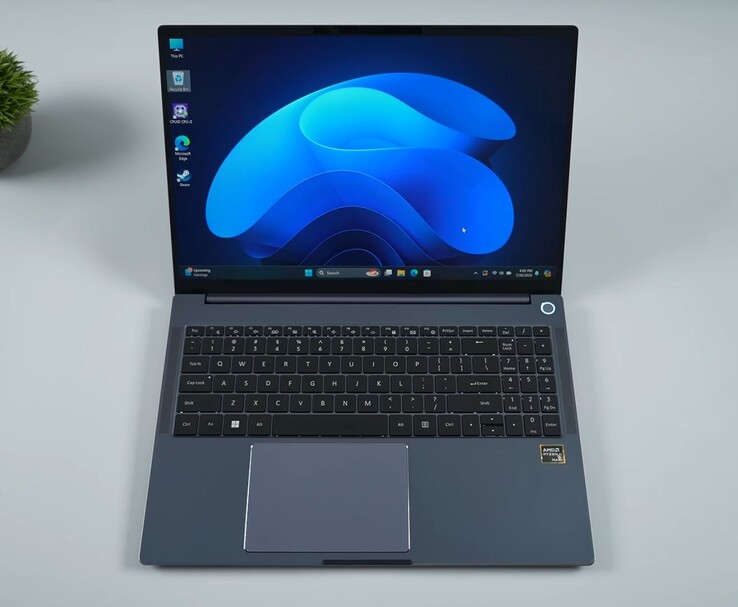 Il computer portatile AIM Max+ è dotato di una tastiera full-size, di un ampio trackpad e del marchio AMD Ryzen AI Max+, con Windows 11. (Fonte immagine: ETA PRIME su YouTube)