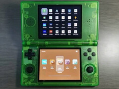 Un presunto sguardo all&#039;Anbernic RG DS in una finitura verde traslucida. (Fonte immagine: via Retro Handhelds)
