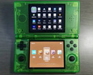 Un presunto sguardo all'Anbernic RG DS in una finitura verde traslucida. (Fonte immagine: via Retro Handhelds)