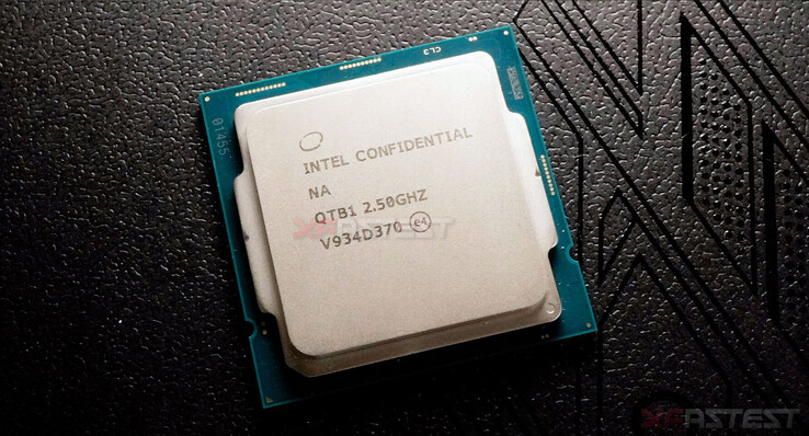 Nessun nome stampato ma dovrebbe trattarsi del Core i9-10900 (Image Source: xfastest)