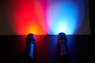 La luce rossa a confronto con la luce UV su un foglio di carta bianco
