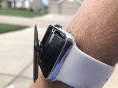 A causa dello stretto design interno del Apple Watch, le batterie gonfiate possono far saltare il display ed esporre i bordi taglienti (Immagine: Shawn Miller)