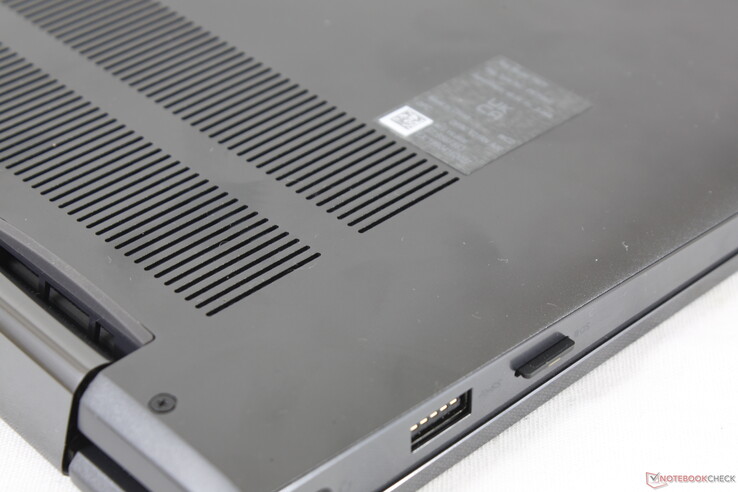 La scheda MicroSD completamente inserita sporge di circa 1 - 2 mm per una facile espulsione