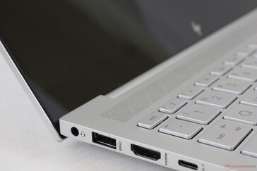 I bordi e le superfici lisce e minimaliste ci ricordano molto il design del Razer Blade e del MacBook