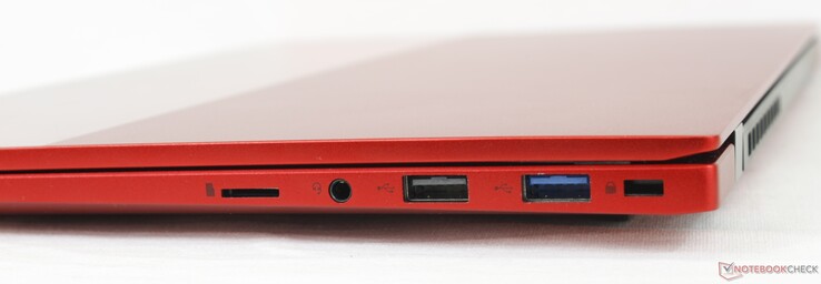 A destra: Lettore MicroSD, cuffie da 3,5 mm, USB-A 2.0, USB-A 3.0, blocco Kensington