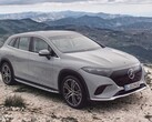 La casa automobilistica tedesca ha presentato ufficialmente l'elegante variante SUV della sua lussuosa Classe S elettrica chiamata EQS (Immagine: Mercedes-Benz)