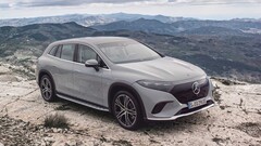 La casa automobilistica tedesca ha presentato ufficialmente l'elegante variante SUV della sua lussuosa Classe S elettrica chiamata EQS (Immagine: Mercedes-Benz)