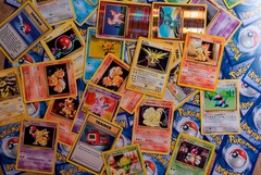 Per comprare carte collezionabili Pokémon, non c&#039;è nemmeno bisogno di entrare nel negozio perché c&#039;è un distributore automatico integrato nella facciata del negozio (Immagine: Thimo Pedersen)