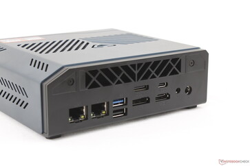 Posteriore: 2x RJ-45 (2,5 Gbps), USB-A 3.2 Gen. 2, USB-A 2.0, OcuLink, DisplayPort 1.4, USB-C 4.0 con DisplayPort 2.1, HDMI 2.1, presa per cuffie da 3,5 mm, alimentatore CA