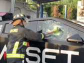 La prima crepa sul finestrino del Tesla Cybertruck si è formata dopo 3 colpi leggeri o moderati con l'ascia di emergenza. (Fonte immagine: @OwenSparks_)
