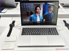 Il Tecno Megabook S16 pesa 2,9 libbre, un peso piuttosto leggero per un notebook da 16 pollici (Fonte: Alexander Fagot, Notebookcheck)