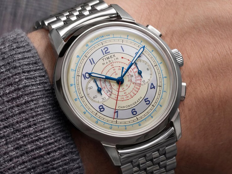 Cronografo Timex Marlin Neo Classic con quadrante color crema, lancette blu e bracciale in acciaio inossidabile indossato al polso.