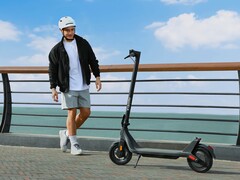 Lo scooter elettrico Xiaomi 4 Lite (seconda generazione) ha un&#039;autonomia maggiore rispetto al suo predecessore. (Fonte immagine: Xiaomi)