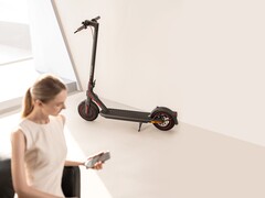 Lo Xiaomi Electric Scooter 4 Pro avrà un&#039;autonomia di 55 km (~34 miglia) dopo un aggiornamento OTA in agosto. (Fonte: Xiaomi)