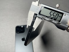 Presunta unità fittizia di Galaxy S26 Edge misurata con un calibro a corsoio digitale. (Fonte immagine: OnLeaks su X)