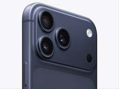 Primo piano di iPhone 17 Pro Max nel colore Deep Blue. (Fonte immagine: Apple)