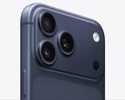 Primo piano di iPhone 17 Pro Max nel colore Deep Blue. (Fonte immagine: Apple)