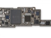 Una scheda del 14 Pro Max. (Fonte: iFixit)