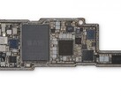 Una scheda del 14 Pro Max. (Fonte: iFixit)