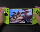 Il gameplay di Borderlands 4 in esecuzione sul palmare MSI Claw 8 AI alimentato da AMD Ryzen Z2 Extreme, mostra la visuale in prima persona con un fucile puntato su un ambiente esterno (Fonte immagine: ETA PRIME via YouTube)