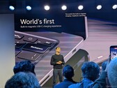 Pavan Davuluri presenta il caricatore magnetico USB-C fornito con ogni laptop Surface Ultra
