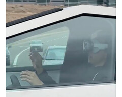 Il conducente del Tesla Cybertruck rischia tutto con Apple Vision Pro al volante (Immagine: @blakestonks / X)