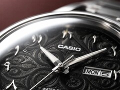 Primo piano del quadrante nero del Casio MTP-E735AR, caratterizzato da un intricato motivo arabescato, numeri arabi orientali in rilievo, lancette lucide color argento e un indicatore del giorno e della data a ore 3.