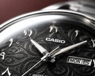 Primo piano del quadrante nero del Casio MTP-E735AR, caratterizzato da un intricato motivo arabescato, numeri arabi orientali in rilievo, lancette lucide color argento e un indicatore del giorno e della data a ore 3.
