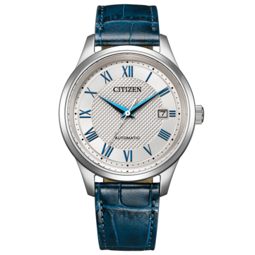 Vista frontale dell’orologio automatico Citizen NJ0250-01A con quadrante argentato Clous de Paris, numeri romani e lancette blu e cinturino in pelle blu.