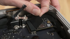 Sembra che le restrizioni del software impediscano al Mac Studio di leggere dischi di maggiore capacità. (Fonte immagine: iFixit)