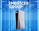 Il logo di Embracer Group sopra la console PlayStation