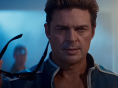 Karl Urban come Johnny Cage nel teaser trailer ufficiale di Mortal Kombat 2 Uncaged Fury (fonte: Warner Bros.)