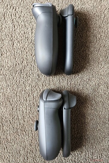 In confronto, i Joy-Con M12S presentano impugnature notevolmente più spesse.
