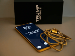 Una foto del Trump Phone T1 insieme alla scatola e al cavo.