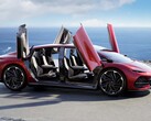 Oltre a un design molto aerodinamico, la berlina sportiva elettrica di Aehra è dotata di porte a farfalla (Immagine: Aehra)