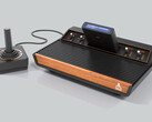 L'Atari 2600+ è una versione modernizzata della prima console Atari e supporta le cartucce di gioco originali. (Immagine via Atari)