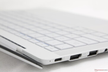 Coperchio aperto all'angolo massimo (~160 gradi)