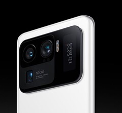 Il display posteriore del Mi 11 Ultra potrebbe essere destinato a tornare sulla serie 16 di Xiaomi. (Fonte immagine: Xiaomi)