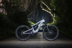 La Nukeproof Megawatt Carbon è una bici da enduro elettrica aggressiva, dotata della nuova piattaforma eMTB di SRAM. (Fonte: Nukeproof)