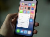 WhatsApp non supporterà più smartphone collegati contemporaneamente allo stesso account. (Fonte: Dimitri Karastelev)
