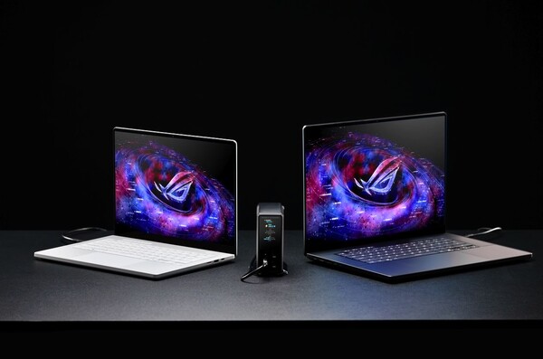 Il caricatore ROG Flux Charger Dock alimenta due laptop in modalità Dual Laptop