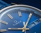 Primo piano del quadrante blu fumé del Timex Q 1976 Day and Date.